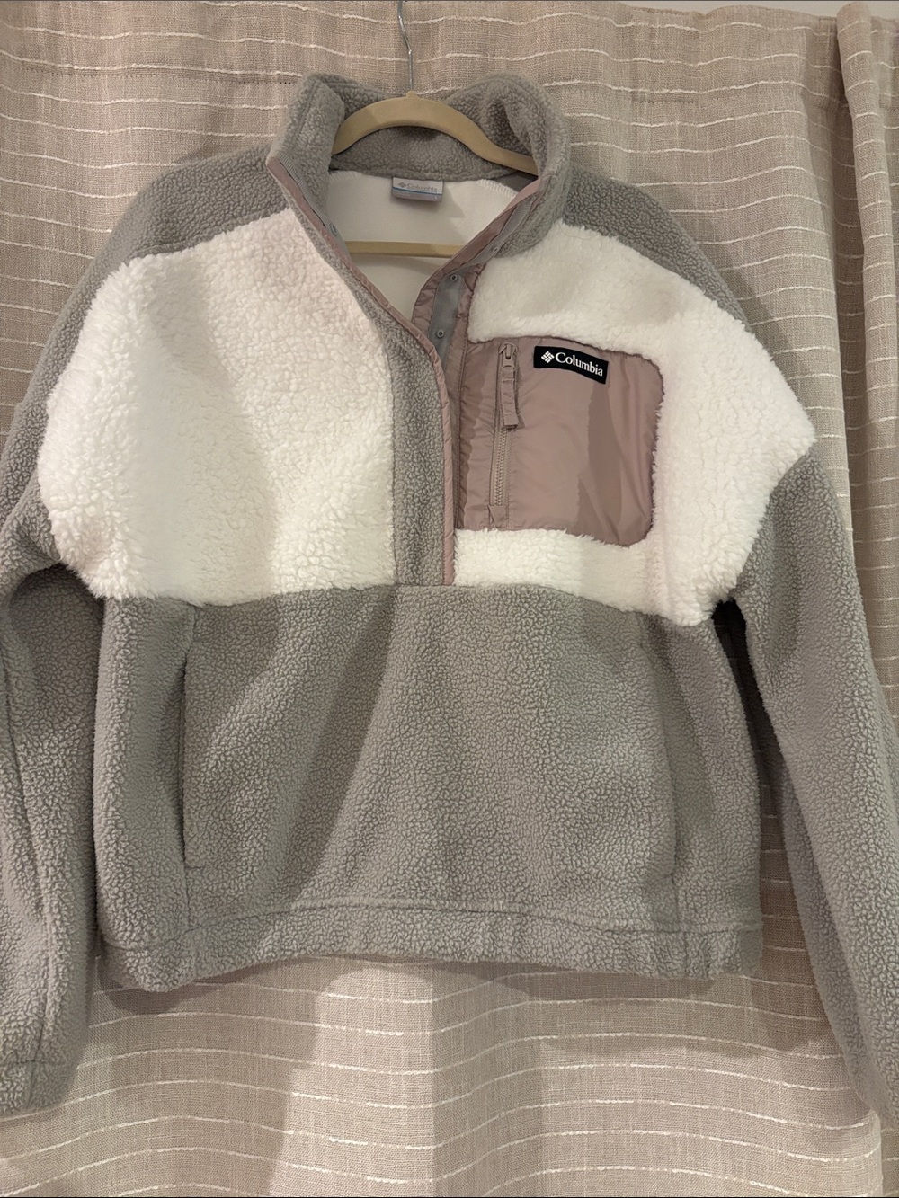 Columbia women’s Colorblock Sherpa Pullover Jacket in Grey & White